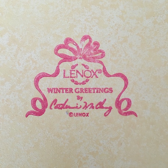 Lenox Winter Greetings Toleware Round Metal Serving Tray with handles - Picture 4 of 6